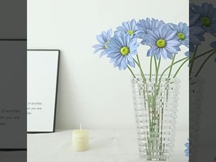 ثلاث قطع من القماش الحريري الاصطناعي مصنوعة من زهور الصيف الزرقاء الاصطناعية