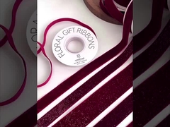 سلسلة حمراء من الشرائط الخفيفة الساطعة