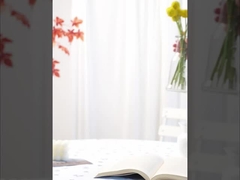 زهور محاكاة ذات مظهر راقي وواقعي، مجمعة مع كرات ذهبية، زينة فندقية ناعمة