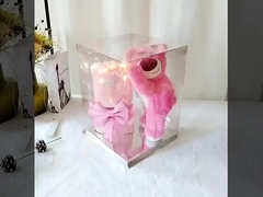 في موسم التخرج، أعطيت زملائي في الصف والمعلمين دمية دب الفراولة، باقة الورود،