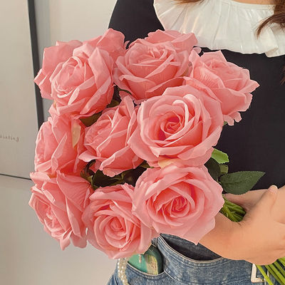 سعر جيد وردة زرقاء ثلجية مكسورة واحدة مع لمسة واقعية لإجراء جلسة تصوير لتزيين المنزل في عيد الحب، مع الورد الإكوادوري. الانترنت