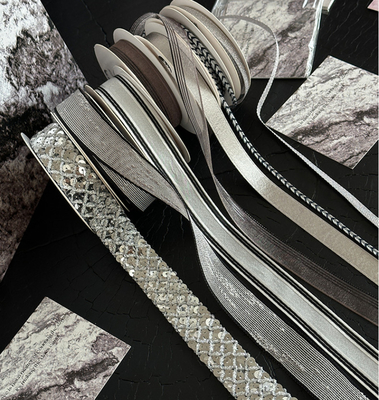 سعر جيد سلسلة Qixi Black Silver باقة زهور الشريط 1.6 سم بوليستر مثالية لمواد الزهور المصنوعة يدويًا الانترنت